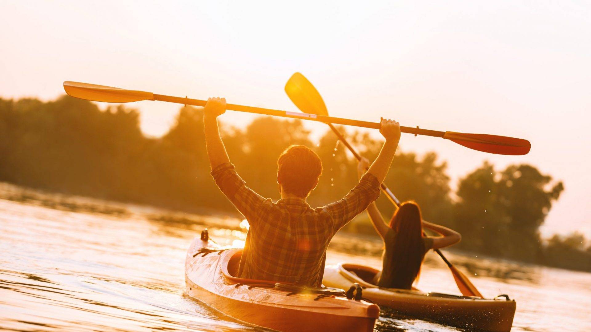 couple-kayaking-with-no-shoulder-pain-after-osteopathy-treatment