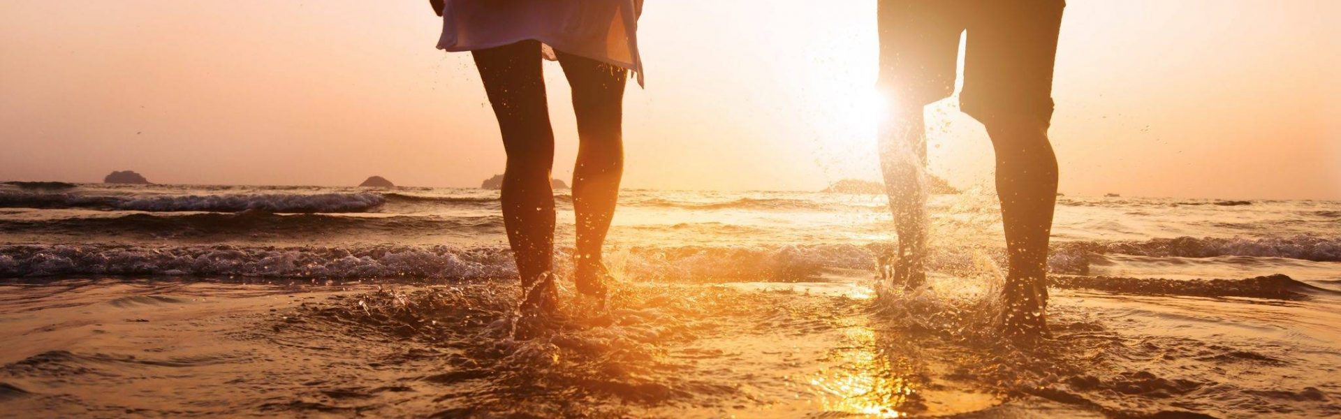 couple-walk-in-ocean-with-no-knee-pain-after-osteopathy-treatment