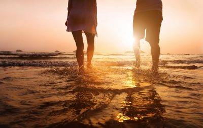 couple-walk-in-ocean-with-no-knee-pain-after-osteopathy-treatment