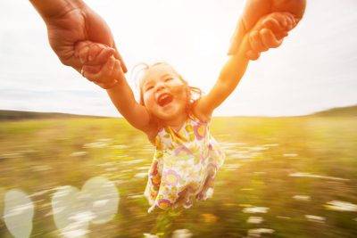 playing-child-is-healthy-and-happy-after-osteopathy-treatment