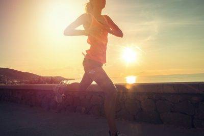 woman-running-without-sporting-injuries-after-osteopathy-treatment